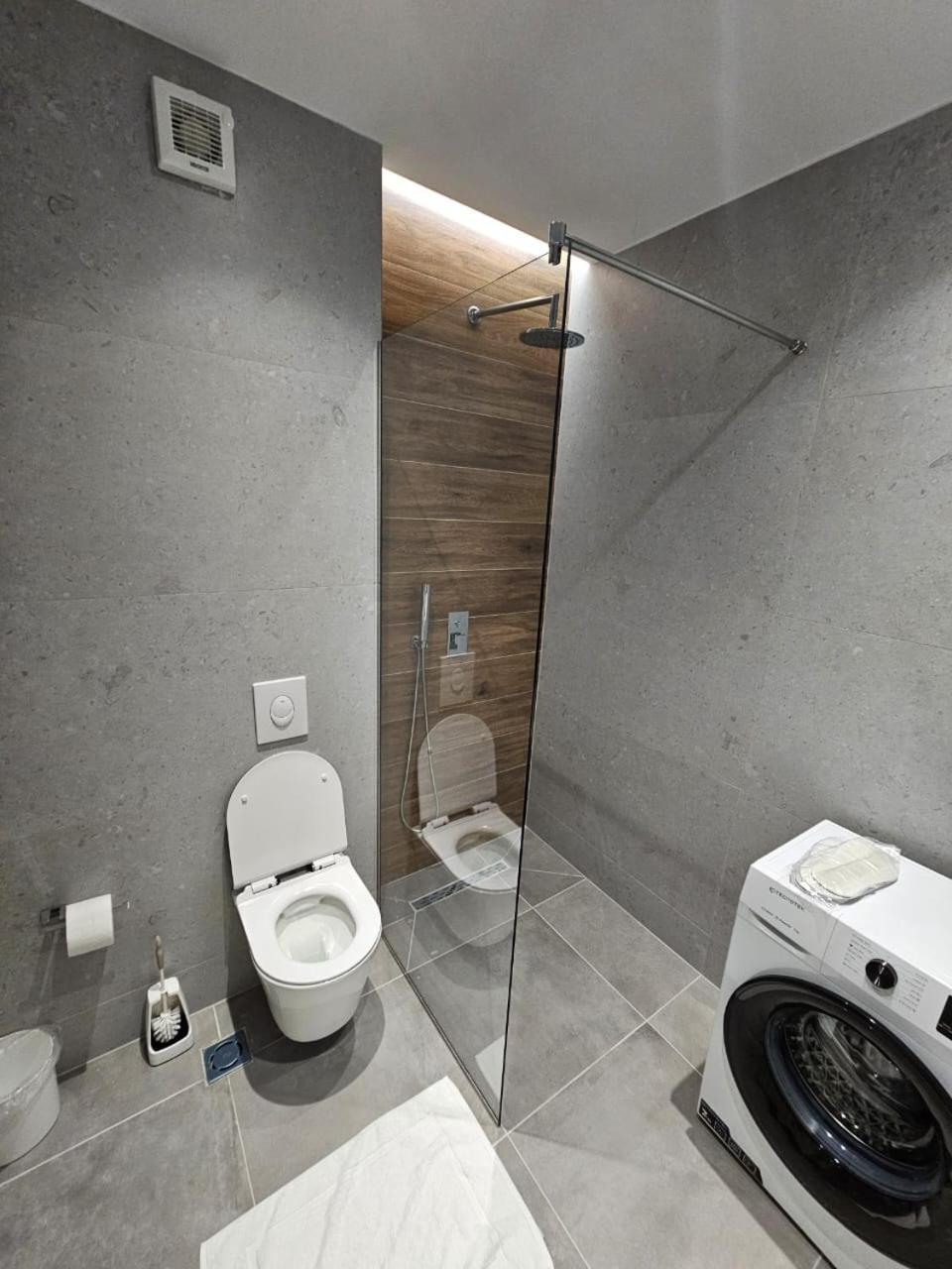 Apartment Te Rruga Bogdaneve Hotel Tirana