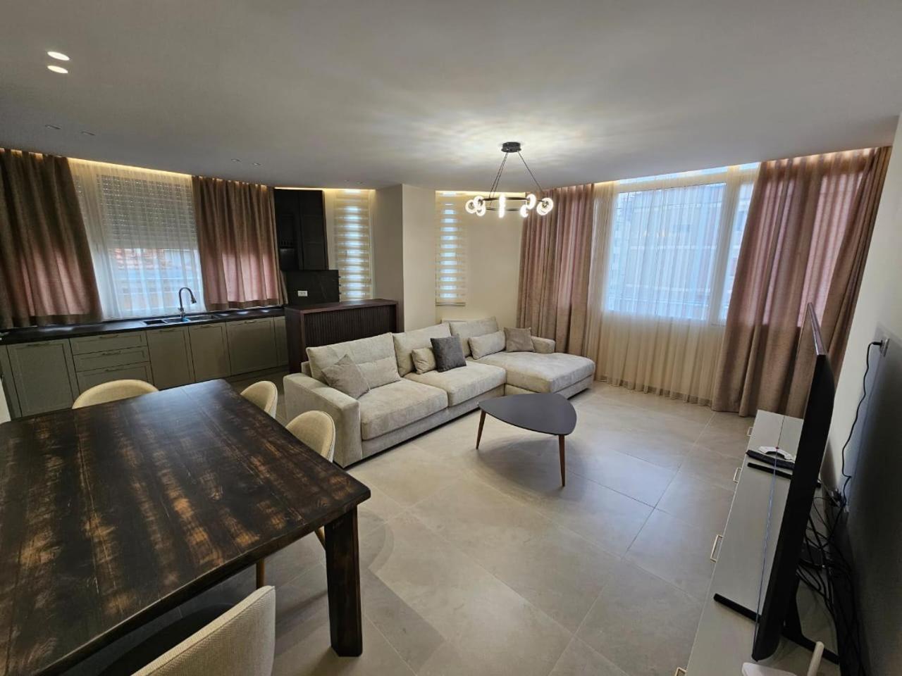 Hotel Apartment Te Rruga Bogdaneve Tirana